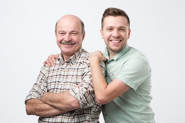 cómo saber si sufro de alopecia - hombre joven con su padre que sufre alopecia androgénica, señal de que puede sufrir esta enfermedad