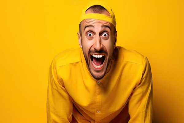 cómo saber si sufro de alopecia - imagen de un hombre muy estresado completamente vestido de amarillo sobre un fondo amarillo