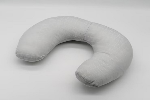 cómo dormir después de un implante capilar - imagen de una almohada cervical blanca sobre fondo blanco