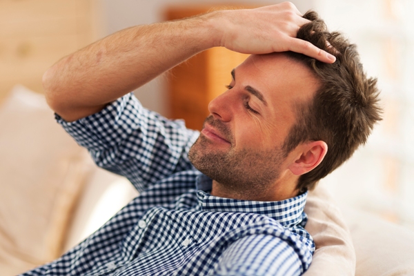 Evolución de implante capilar día a día - Hombre despreocupado al conocer que la pérdida de cabello que presenta se debe a una caída estacional y no por alopecia