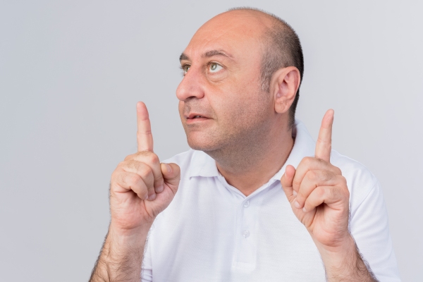 Evolución de implante capilar día a día - Hombre analizando las opciones que tiene para recuperar el cabello perdido a causa de la alopecia androgénica
