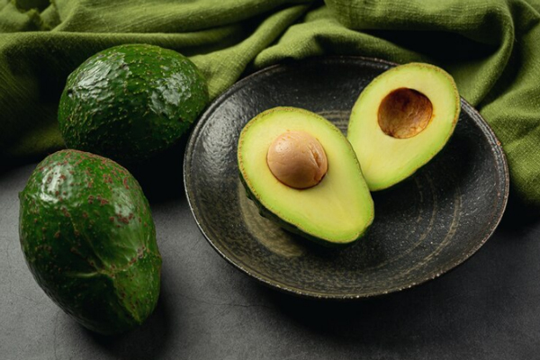 Imagen de aguacates que son muy beneficiosos para el cabello, gracias a su alta cantidad de ácidos grasos y antioxidantes