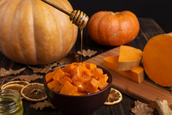 Hidratar el pelo en casa - Imagen de los ingredientes para preparar una mascarilla capilar de calabaza con miel de abeja, la cual nutre y revitaliza el pelo