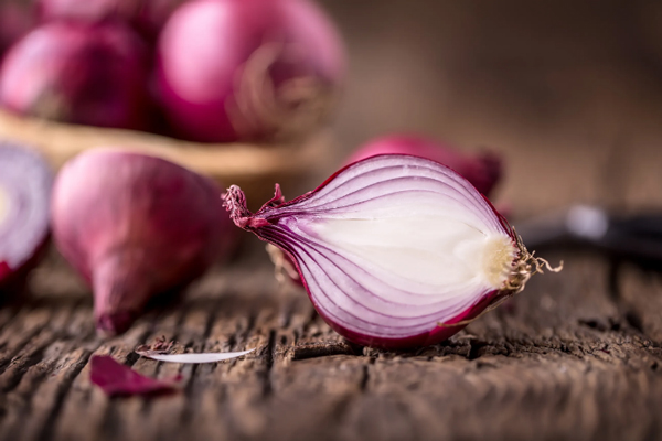 Imagen de una cebolla picada, un ingrediente natural que ayuda a detener la caída del cabello