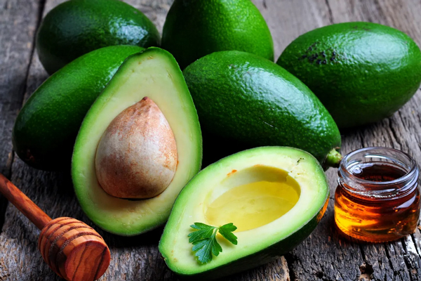 Hidratar el pelo en casa - Imagen de los ingredientes para preparar una mascarilla de aguacate, huevo y miel de abeja, la cual ayuda a hidratar el cabello