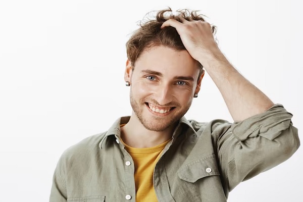 Por qué se nos cae mucho el pelo - Hombre feliz por tener un cabello fuerte y sin caídas, gracias al uso de champús revitalizadores