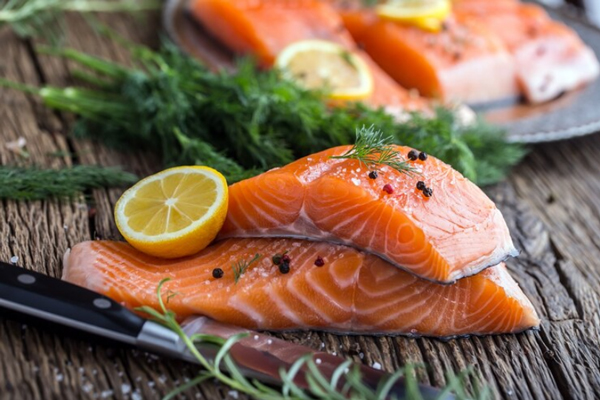 Imagen de un filet de salmón que posee un alto contenido de omega 3, hierro y vitamina B3, las cuales contribuyen a una buena salud del cabello