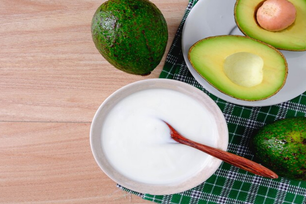 Hidratar el pelo en casa - Imagen de los ingredientes para preparar una mascarilla capilar de aguacate con yogurt, la cual ayuda a hidratar el cabello