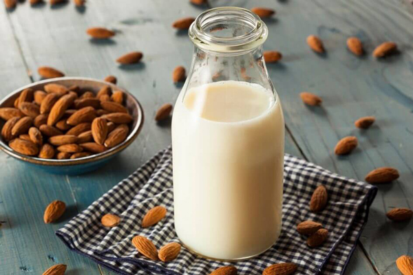 Hidratar el pelo en casa - Imagen de los ingredientes para preparar una mascarilla casera de leche, huevo y aceite de almendras, la cual ayuda a nutrir y revitalizar el cabello