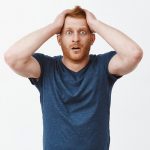 Por qué se nos cae mucho el pelo Por qué se nos cae mucho el pelo - Hombre asustado porque está perdiendo más pelo de lo normal, lo cual se debe al avance de la alopecia androgénica