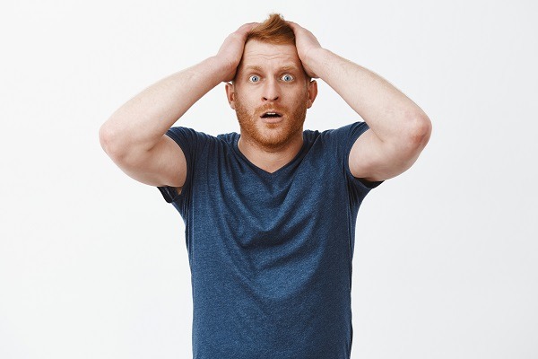 Por qué se nos cae mucho el pelo - Hombre asustado porque está perdiendo más pelo de lo normal, lo cual se debe al avance de la alopecia androgénica