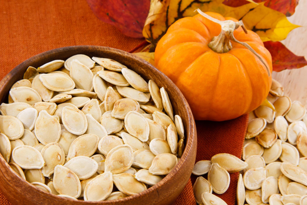 Imagen de un recipiente con semillas de calabaza, las cuales ayudan a combatir afecciones del cuero cabelludo y mantener la salud del cabello
