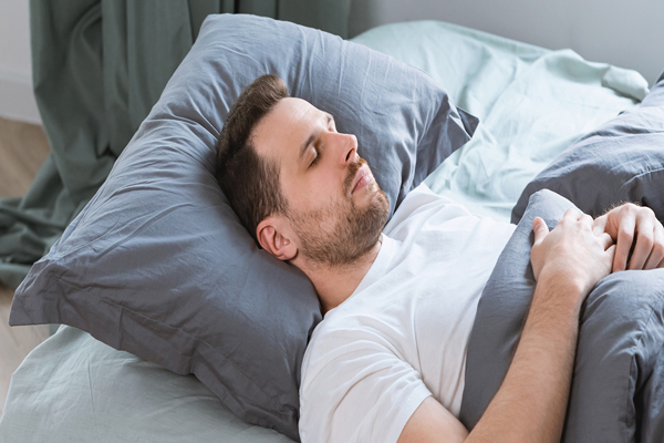 Hombre toma un merecido descanso sobre la almohada para recuperar las fuerzas después de una cirugía