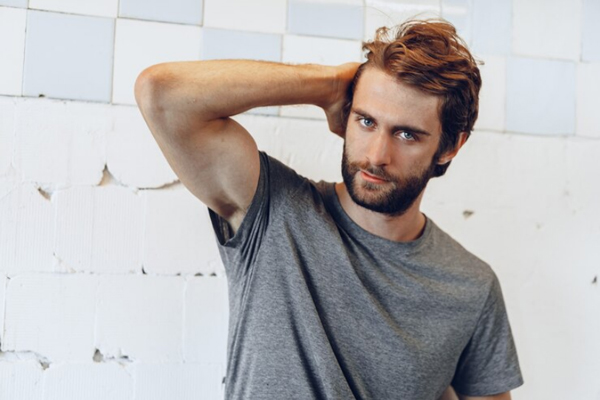 Hombre con un cabello abundante y fuerte luego del implante de pelo, el cual le ayudó a recuperar su melena natural
