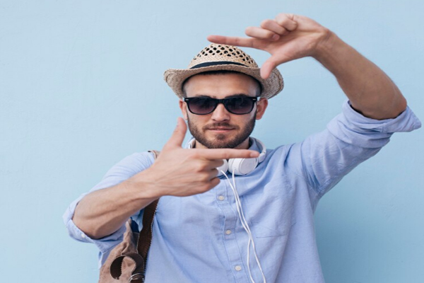 Trasplante capilar 3 meses después - Hombre utilizando un sombrero y distrayéndose con música, ya que no puede realizar ejercicios de mucha intensidad durante los primeros meses del implante de cabello