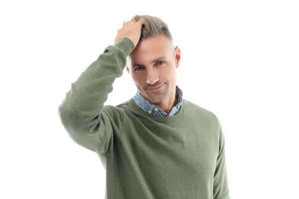 Canas - Caballero de ojos claros peina su copete con las manos y se muestra visiblemente orgulloso de la abundancia de su melena 