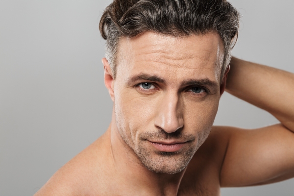 Hombre con mirada seductora se muestra orgulloso de los cambios en el color y en el grosor de su cabellera 