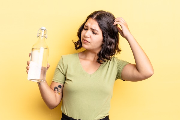 Joven busca alternativas naturales para eliminar la comezón por piojos y liendres en la cabeza