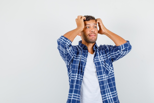 Pica la cabeza - hombre rascándose la cabeza con signos en su rostro de sufrir grandes molestias