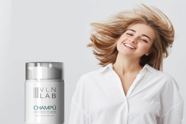 Kit para el cuidado del cabello - Mujer posando con un cabello abundante y fortalecido gracias al uso del champú Vilanolabs