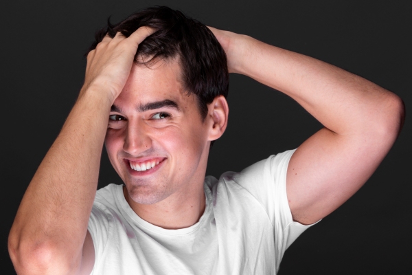 Cuántos pelos tenemos en la cabeza - Hombre feliz por tener un cabello sano y abundante, ya que utiliza productos capilares que nutren y estimulan el crecimiento del pelo