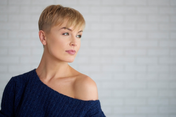 Corte de pelo en la mujer - Mujer posando con la mirada hacia el horizonte, con un corte de pelo corto que la hace lucir atractiva