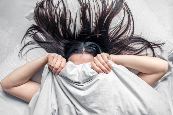 Cuántos pelos tenemos en la cabeza - Mujer preparada para dormir luego de haber lavado su cabello, el cual secó completamente para evitar la proliferación de hongos y afecciones capilares por la humedad
