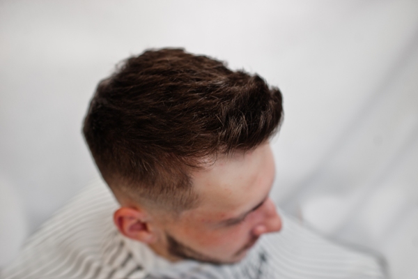 Hombre con cabello sano y abundante que no muestra síntomas de alopecia