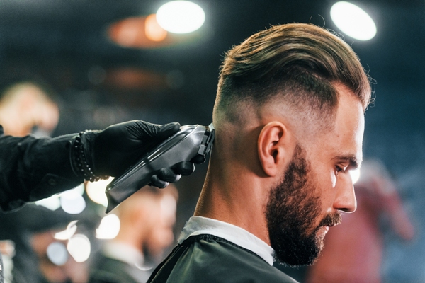 Cortes de pelo en el hombre - Estilista cortando el cabello de un hombre, para realzar sus rasgos faciales y hacerlo lucir más atractivo