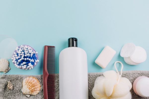 Kit para el cuidado del cabello - Imagen de un kit de higiene personal, el cual posee champú, jabón, peine, crema hidratante y esponja corporal