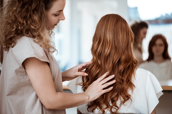 Corte de pelo en la mujer - Estilista haciendo un peinado a una mujer, para hacerla lucir más atractiva