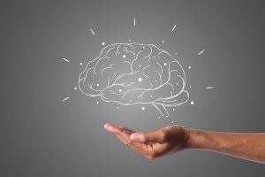 Salud mental - mano sujetando un cerebro dibujado en el aire