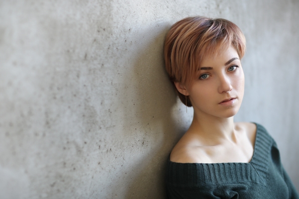 Femenina posando con su cabello corto de flequillo, lo cual la hace lucir atractiva