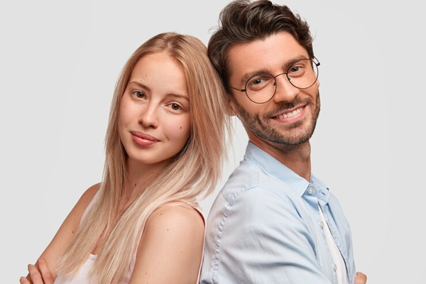 Pareja posando felices con sus cabellos hidratados y abundante gracias a los cuidados capilares adecuados