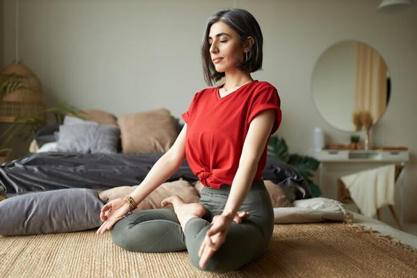 Salud mental - mujer realizando meditación para ayudarla a reducir sus niveles de estrés