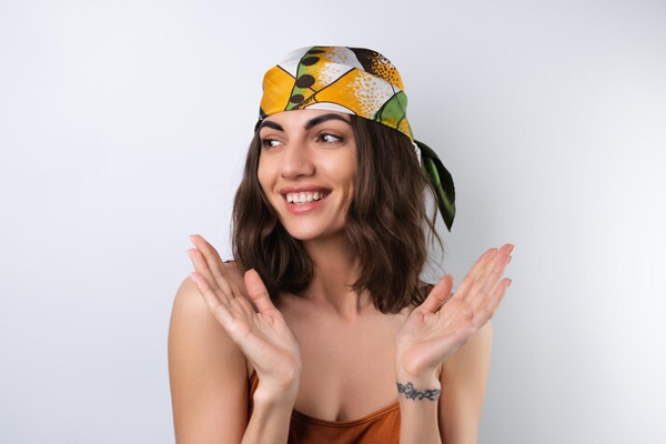 mujer sonriente con un pañuelo en la cabeza