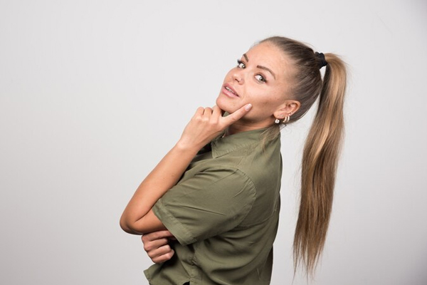 alopecia por tracción - mujer adulta con una cola de caballo sujeta con una goma para el cabello