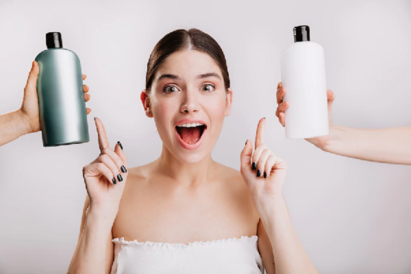 mejor champu para crecimiento del cabello - Joven apuesta por nuevas fórmulas y productos para el cuidado capilar
