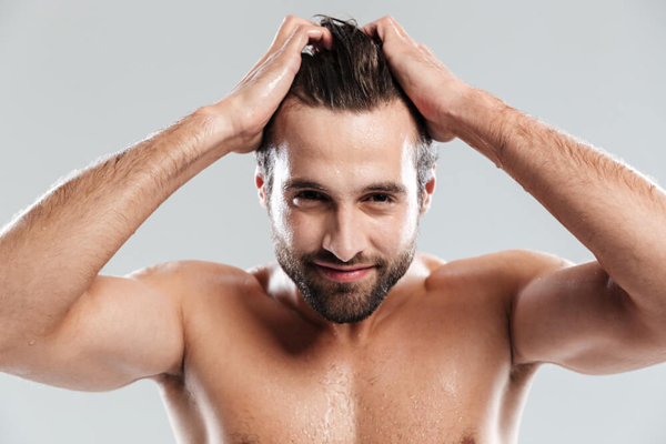 Agua de arroz para el pelo - Hombre peina su abundante cabellera tras ver los increíble beneficios de una mascarilla capilar
