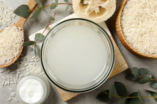 Agua de arroz para el pelo - Vista cenital de una taza de leche de arroz para rutina de belleza capilar