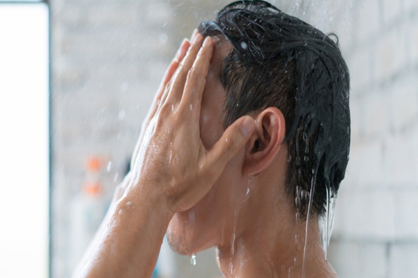 Hombre toma una ducha de agua fría para refrescar su cuerpo y mente