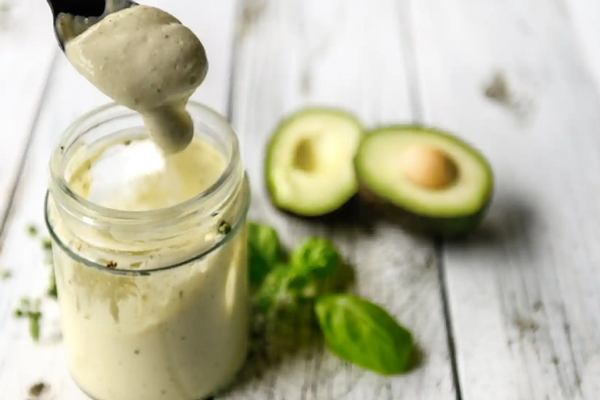 Nutrición para el pelo - Mayonesa y aguacate mezcladas en un frasco para revitalizar la salud capilar 