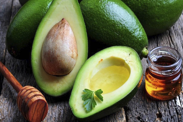 Aguacate, miel y aceite de oliva como ingredientes esenciales para preparar una mascarilla revitalizante