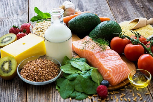 Champús para crecer el pelo - Alimentos altamente recomendados para recuperar la salud capilar servidos sobre la mesa