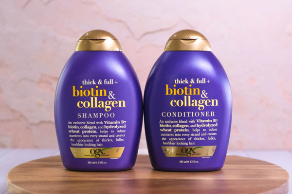 Champú y acondicionador de la línea de productos capilares de Biotin & Collagen de OGX presentados sobre la mesa
