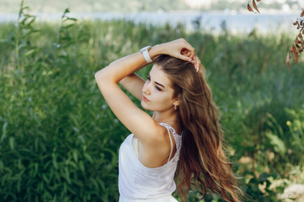 Cuidar el pelo en las mujeres - Mujer posando con su cabellera abundante y sana, gracias a unos cuidados capilares adecuados