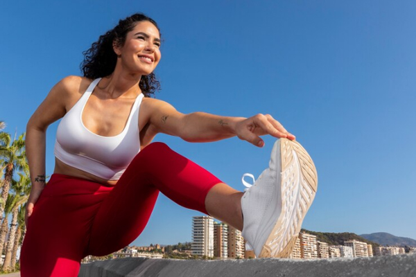 Femenina haciendo ejercicio para aliviar el estrés, lo cual contribuye a tener una mejor salud capilar
