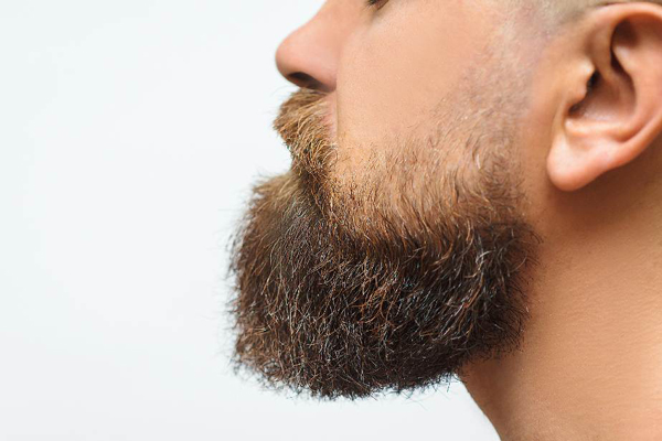 Donar pelo a otra persona - Hombre adulto muestra su barba de perfil para considerar el uso del vello facial como material para donar