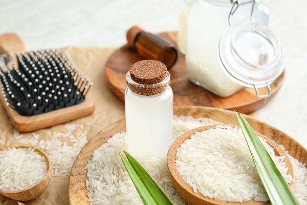 Agua de arroz para el pelo - Ingredientes e instrumentos para preparar un potente tónico capilar que fortalezca profundamente el cabello