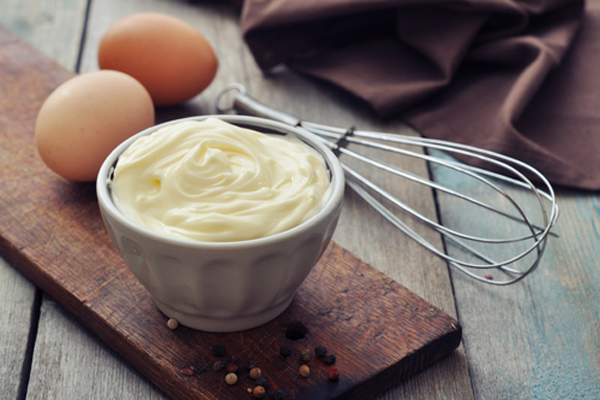 Nutrición para el pelo - Huevo y yogur sobre la mesa como ingredientes esenciales para preparar una mascarilla de hidratación profunda 